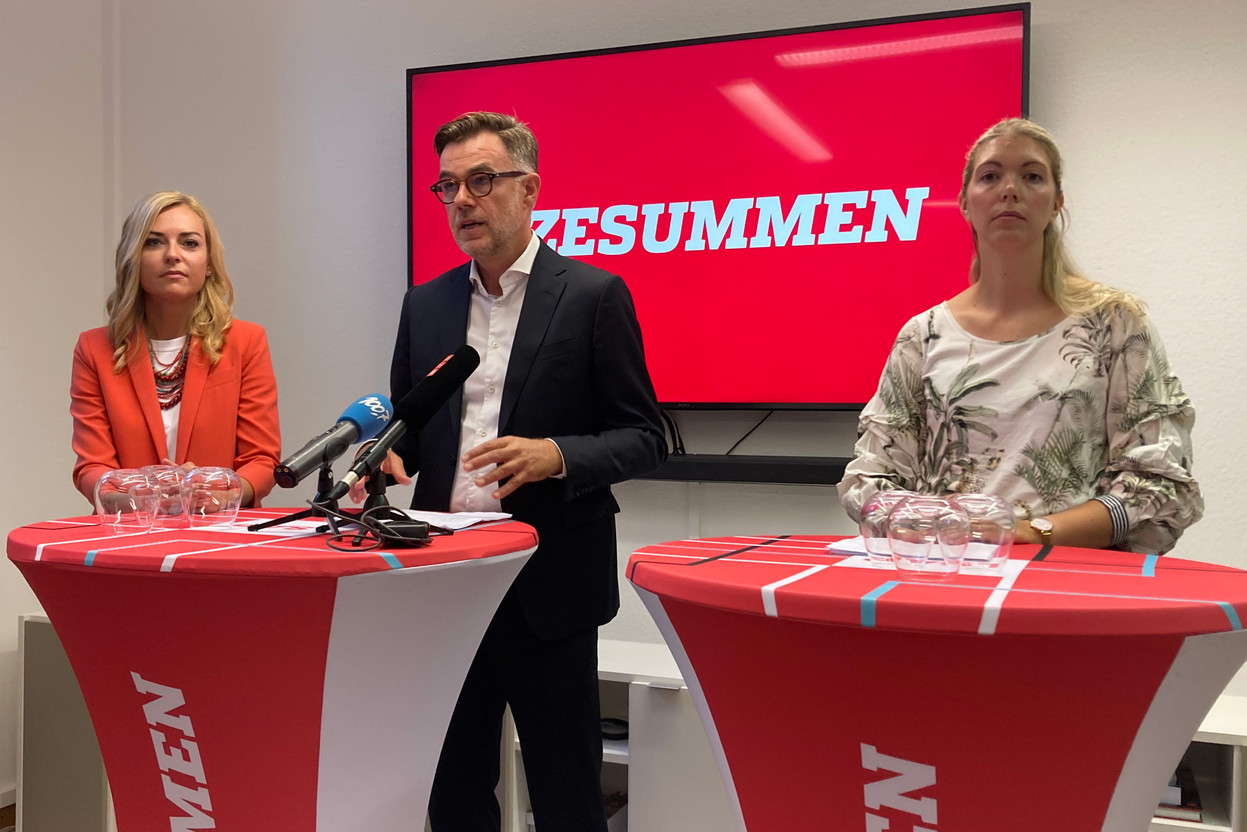 A proposed LSAP bill would introduce a "more stringent ex ante approval mechanism for operations exceeding €10,000 (four-eyes principle) and even €100,000 (eight-eyes principle)". Pictured: LSAP MPs Taina Bofferding, Franz Fayot and Claire Delcourt at a press conference, 30 August 2024. Photo: Paperjam