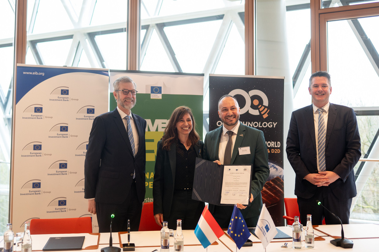 Omar Qaise and representatives of the EIB, the European Commission and the government on Wednesday morning, at a time when the development of the Luxembourg start-up is set to accelerate. Photo: EIB