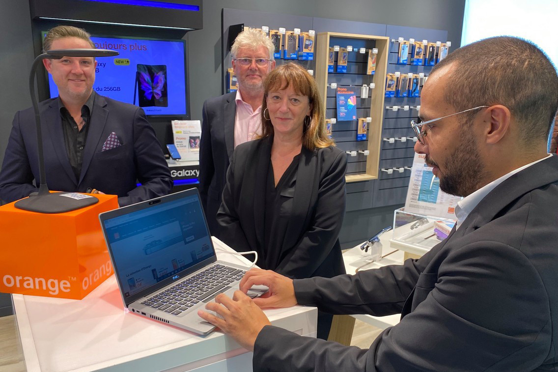 In its new shop in Kirchberg's shopping centre, opened on 4 October by Mustapha Rahem, Orange shows two technologies making connectivity by light possible. Photo: Maison Moderne