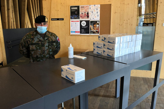 C’est l’armée qui est en charge de l’opération de distribution, comme ici, aux Rotondes. (Photo: Paperjam)