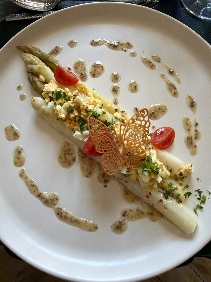 At the moment, restaurants are serving up green and white asparagus, much to the delight of food lovers.  (Photo: Restaurant L’Opéra)