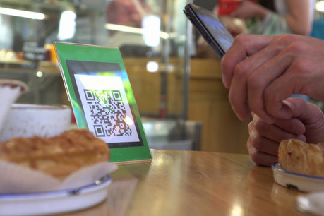 Histoire de diminuer le contact des cartes avec les clients et les serveurs, OuiLaCarte permet d’avoir la carte sur son smartphone et de commander. (Photo: Shutterstock)
