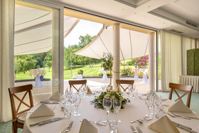The restaurant's dining room opens generously onto the terrace. (Photo: Bei den Zwillingen)