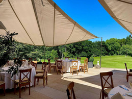 The terrace opens directly onto the golf course. (Photo: Bei den Zwillingen)