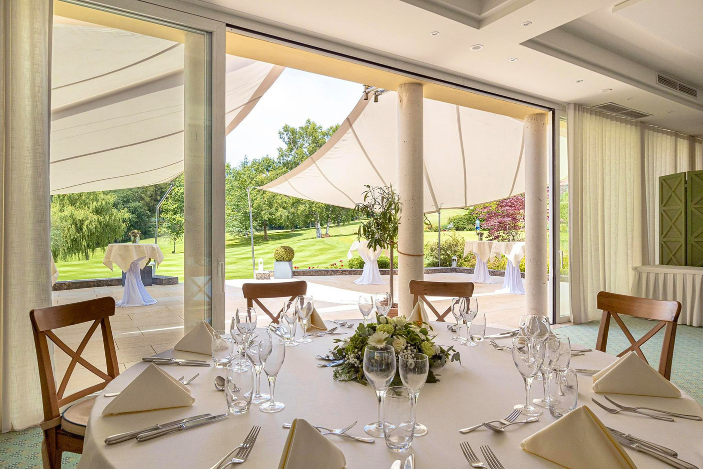 The restaurant's dining room opens generously onto the terrace. (Photo: Bei den Zwillingen)
