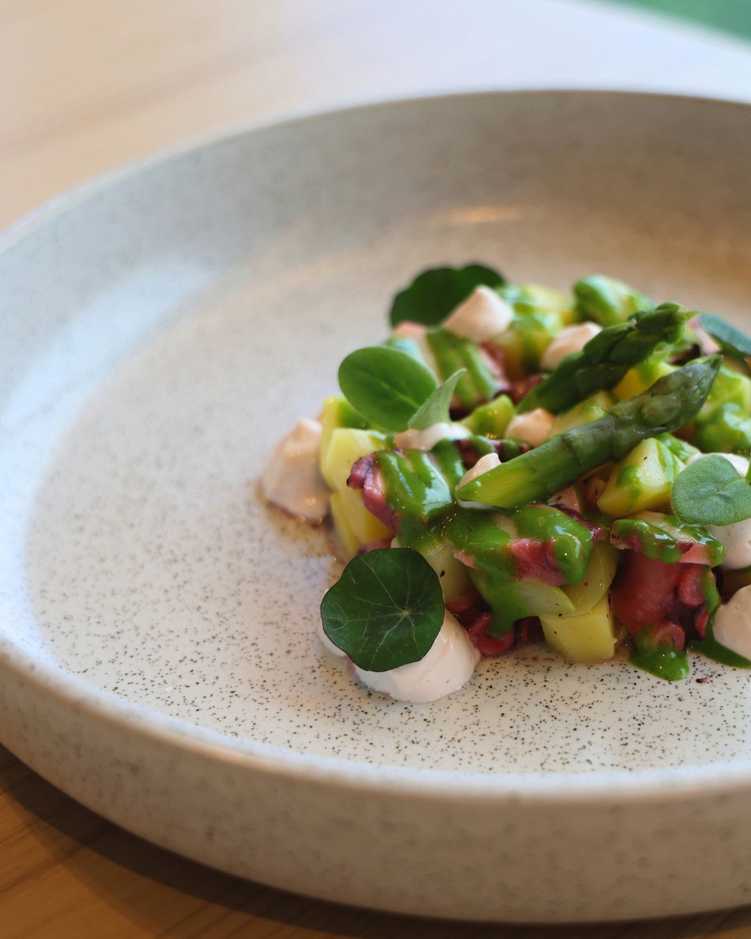 Oplet salad, green asparagus and potatoes. (Photo: Premio)