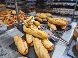 Plein de bonnes choses à consommer sur place aussi au Mercato, à l’intérieur ou sur les terrasses…  (Photo: Vincent Pattyn)