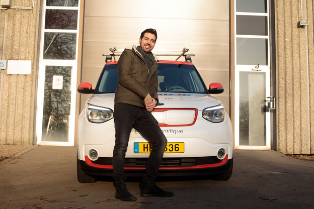 Raphaël Frank avec la voiture d’essai du 360Lab. (Photo: Matic Zorman / Maison Moderne)