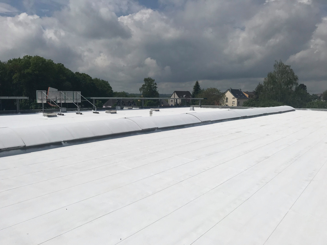 The white paint was applied to the roof of the Match supermarket in Capellen last May, which is the only store in the chain to date to be equipped with this product from a Breton company. (Photo: Match Luxembourg)