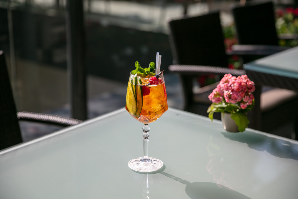 Luxury, calm and voluptuousness on the terrace of L'Amélys, at the Hôtel Le Royal in Luxembourg...  (Photo: Romain Gamba / Maison Moderne)