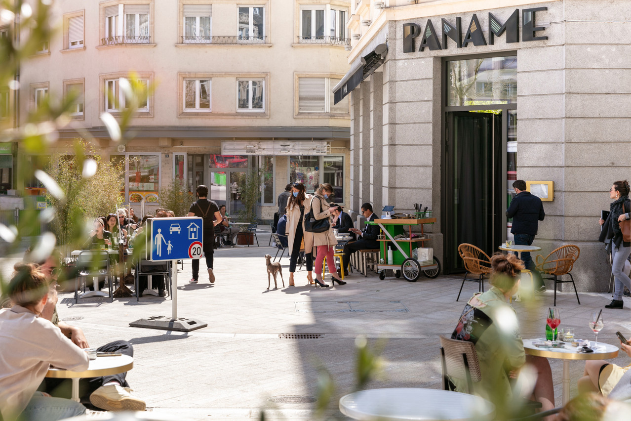 Habitué(e)s et salarié(e)s du quartier n’ont pas attendu une minute de plus pour se ruer sur la nouvelle terrasse du Paname… Romain Gamba / Maison Moderne