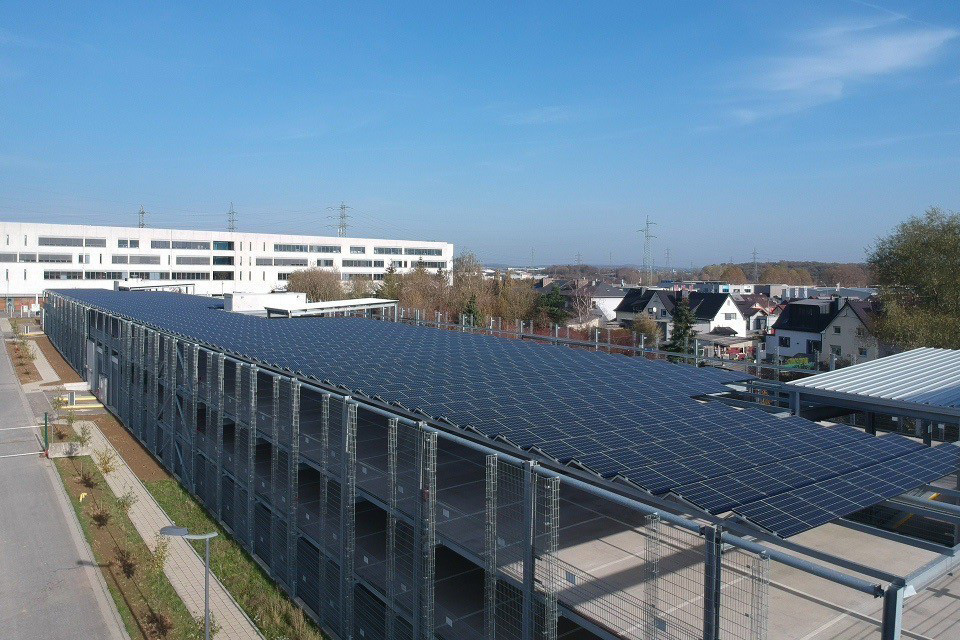 Le carport solaire d’Esch-sur-Alzette est pour l’instant le plus grand du Luxembourg, mais il sera bientôt devancé par celui de Ceratizit à Mamer. (Photo: Enerdeal)