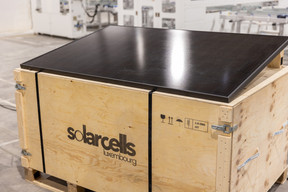Solarcells s’est associée à No Nail Boxes qui a conçu un box sur mesure capable d’accueillir une vingtaine de panneaux. (Photo: Romain Gamba/Maison Moderne)
