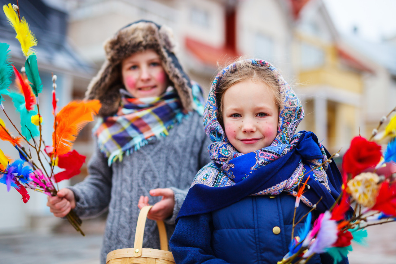 Cette petite sorcière finlandaise s’en va chasser non seulement les œufs, mais aussi les bonbons. (Photo: Shutterstock)