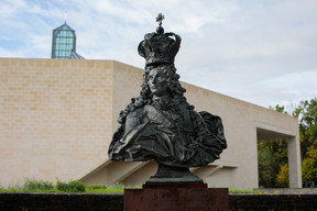 Le buste de Philippe V tourné en mangeoire à oiseaux (Fernando Sánchez Castillo) surmonte un socle en acier effet rouille. ((Photo: Matic Zorman / Maison Moderne))