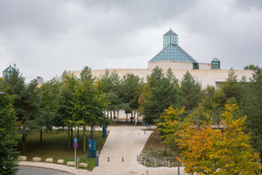 Le Mudam se détache des arbres lorsqu’on arrive de la place de l’Europe en passant derrière le Meliá. ((Photo: Matic Zorman / Maison Moderne))
