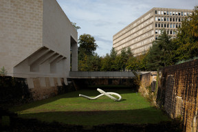 L’un des «Privileged Points» de Nairy Baghramian a été installé dans une douve, offrant un univers de jeu supplémentaire aux jeunes visiteurs, tout en dialoguant avec le bâtiment, comme les anciens remparts. ((Photo: Matic Zorman / Maison Moderne))