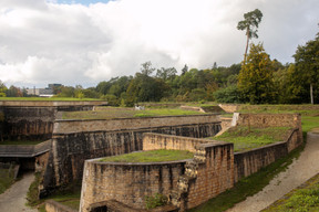 Le promeneur peut jouer à se perdre dans le dédale des fortifications. ((Photo: Matic Zorman / Maison Moderne))