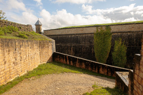 Le promeneur peut jouer à se perdre dans le dédale des fortifications. ((Photo: Matic Zorman / Maison Moderne))