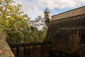 Le promeneur peut jouer à se perdre dans le dédale des fortifications. ((Photo: Matic Zorman / Maison Moderne))