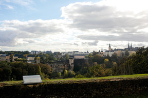 L’esplanade du Mudam donne à voir la ville haute par-delà le Grund. ((Photo: Matic Zorman / Maison Moderne))