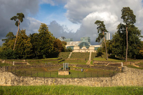 Vieilles pierres et verrières alternent ancrage historique et architecture plus légère. ((Photo: Matic Zorman / Maison Moderne))