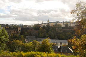 L’esplanade du Mudam donne à voir la ville haute par-delà le Grund. ((Photo: Matic Zorman / Maison Moderne))