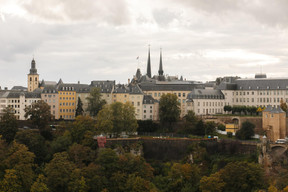 Les tours de Notre-Dame se détachent par-delà la vallée de la Pétrusse. ((Photo: Matic Zorman / Maison Moderne))