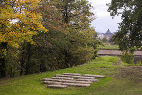Les stèles de Ian Hamilton Finlay renvoient au temps et au déclin des civilisations. ((Photo: Matic Zorman / Maison Moderne))