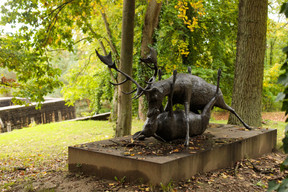 «Trophy», l’œuvre iconique de Wim Delvoye, interroge le promeneur sur ces animaux immortalisés dans une position d’accouplement très humaine. ((Photo: Matic Zorman / Maison Moderne))
