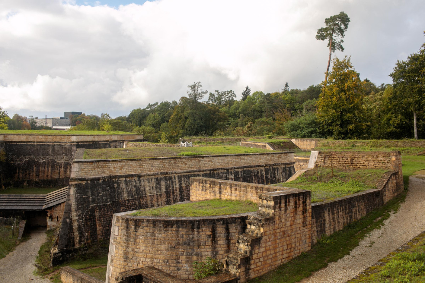 Le promeneur peut jouer à se perdre dans le dédale des fortifications. (Photo: Matic Zorman / Maison Moderne)