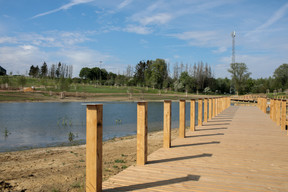 Au bord de l’étang, un chemin en bois est prévu. ((Photo: Matic Zorman / Maison Moderne))