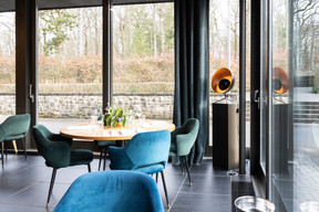 A decoration that makes sure you don't miss out on the surrounding forest. (Photo: Marie Russillo/Maison Moderne)