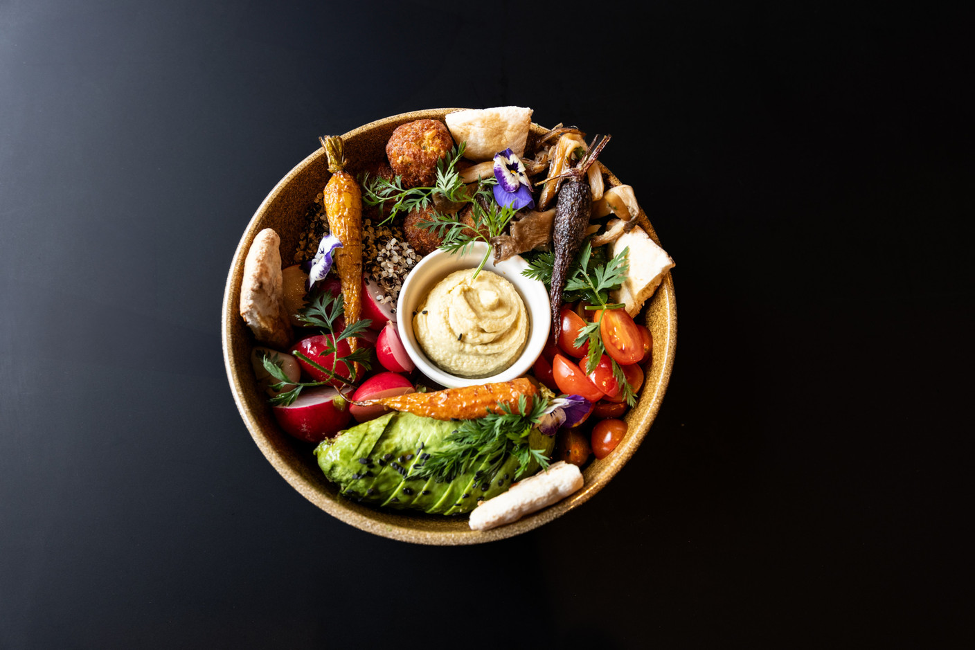 Chef Jean-Charles Albert's dishes are prepared using local ingredients from short distribution circuits.  (Photo: Marie Russillo/Maison Moderne)