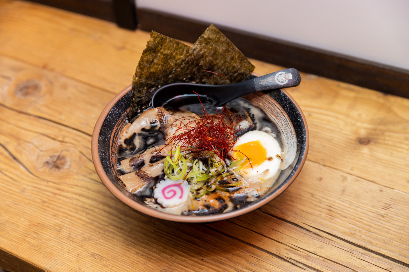 Dans le ramen du chef, un bouillon bien relevé et plus épais que ce que nos palais ont l’habitude de goûter renferme notamment de belles tranches de chashu de porc légèrement caramélisé. (Photo: Romain Gamba/Maison Moderne)