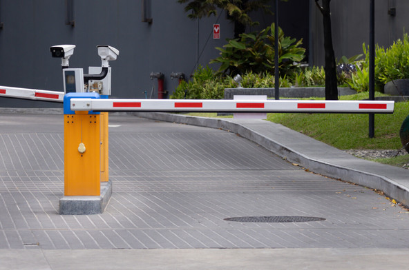 De plus en plus de parkings basent l’ouverture sur la plaque d’immatriculation. Mais tout n’est pas possible pour les exploitants de ces parkings. (Photo: Shutterstock)