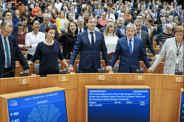 Après la tenue du vote, les membres du Parlement européen se sont tenu les mains et ont entonné «Auld Lang Syne», une chanson d’adieu écossaise équivalente à «Ce n’est qu’un au revoir». (Photo: Parlement européen)