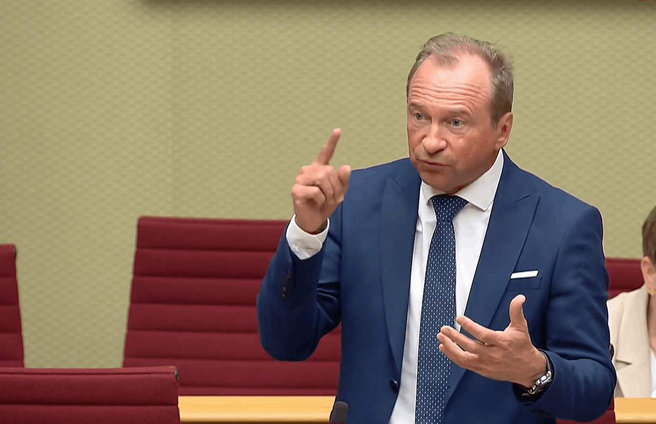 Finance minister Gilles Roth (CSV) has promised to provide regular updates before carrying out an impact assessment in three years’ time, to allow the tax authorities to explain and businesses to get started. Image: Screenshot from the Chamber of Deputies