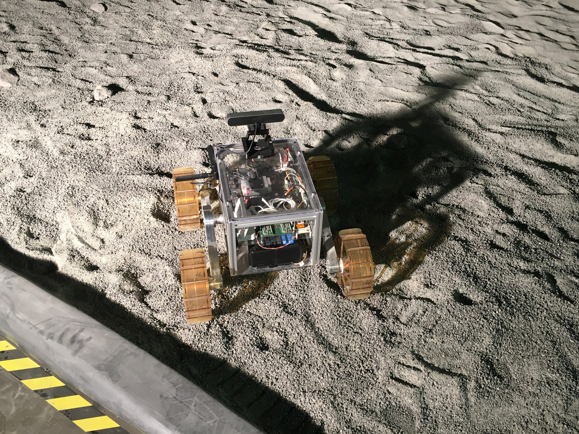 Le rover d'iSpace présenté dans un «bac à sable» spécial au Luxembourg. (Photo: DR)
