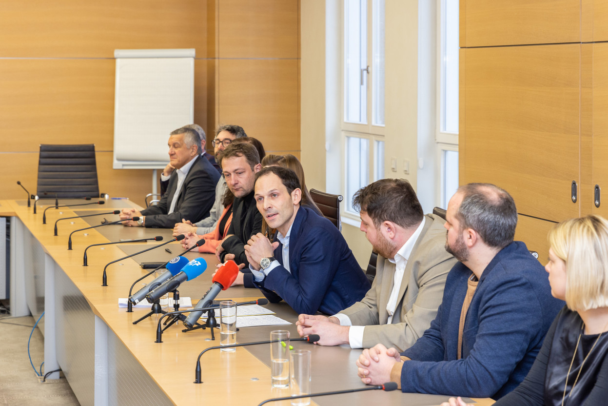 Dan Biancalana (centre) said the agreement struck between the parties is a “moral commitment”. The LSAP had initiated and led the negotiations for the fair elections deal signed on Monday Photo: Romain Gamba/Maison Moderne