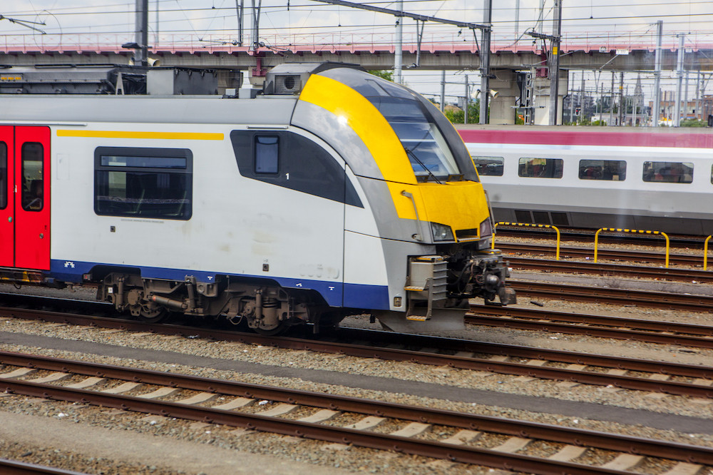 Les usagers de la ligne de train 162 devront attendre 2027 avant de pouvoir rejoindre Bruxelles depuis Luxembourg-ville en moins de 3h. (Photo: Shutterstock)