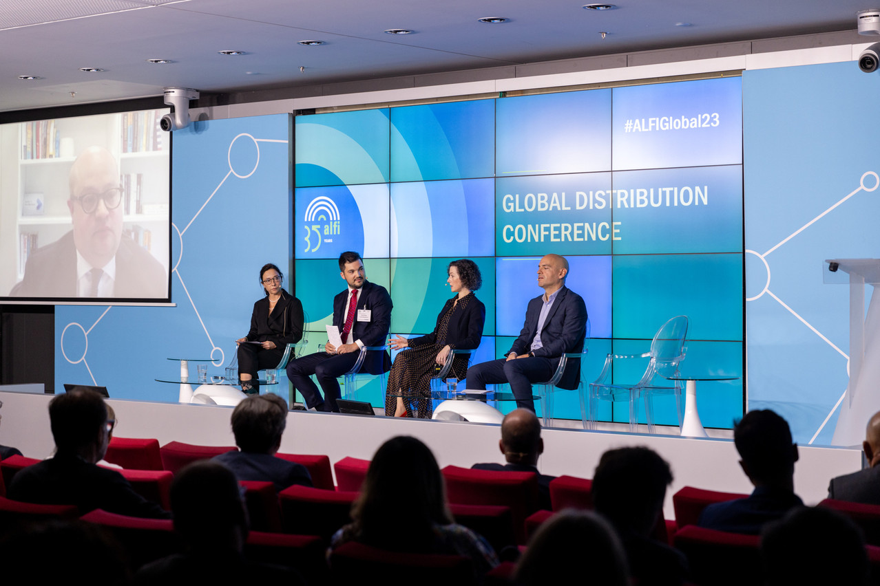  De gauche à droite, Adam Henley à l’écran (J.P. Morgan Asset Management), Olivia Moessner (Elvinger Hoss Prussen), Florent Denys (Arendt & Medernach), Selma Coffey (Waystone) et Raoul Mulheims (Finologee), lors de la conférence Global Distribution Conference organisée par l’Alfi. (Photo: Romain Gamba/Maison Moderne) 
