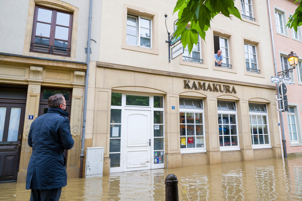 Xavier Bettel a rendu visite aux restaurants touchés dans le Grund la semaine dernière, à l’instar du Kamakura, qui a été complètement inondé et qui restera donc fermé jusqu’à nouvel ordre. (Photo: SIP / Jean-Christophe Verhaegen)