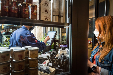 Les bars ont beau être fermés et les restaurants tourner au ralenti en vente à emporter, tous sont tenus de payer leurs cotisations sociales, et la majorité semble le faire dans les délais impartis. (Photo: Nader Ghavami/Maison Moderne)