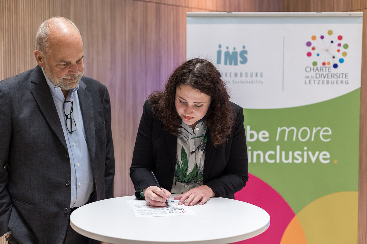 Bernard Moreau - Administrateur Délégué & Noémie Stablo - Coordinatrice RSE, étaient présents pour signer la Charte (Photo: IMS Luxembourg)
