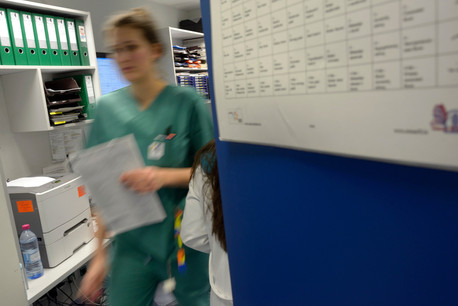 Les infirmières et infirmiers réclament une mise à jour de leurs attributions afin de travailler en autonomie sur certaines tâches, ce qui soulagerait également les médecins. (Photo : Christophe Olinger/Archives Maison Moderne)