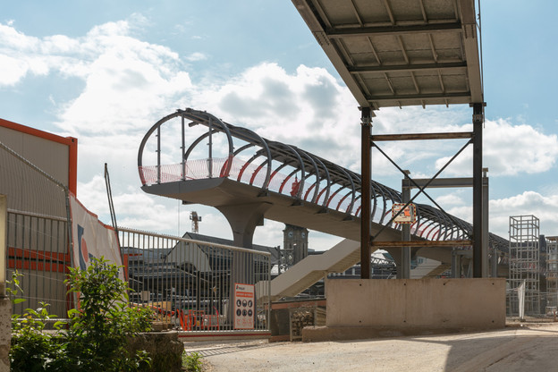 Pas à pas, la future passerelle se crée. Les éléments portants sont posés, mais cela ne veut pas dire qu’elle sera prête plus tôt que prévu, c’est-à-dire le 13 septembre 2021. (Photo: Romain Gamba/Maison Moderne)