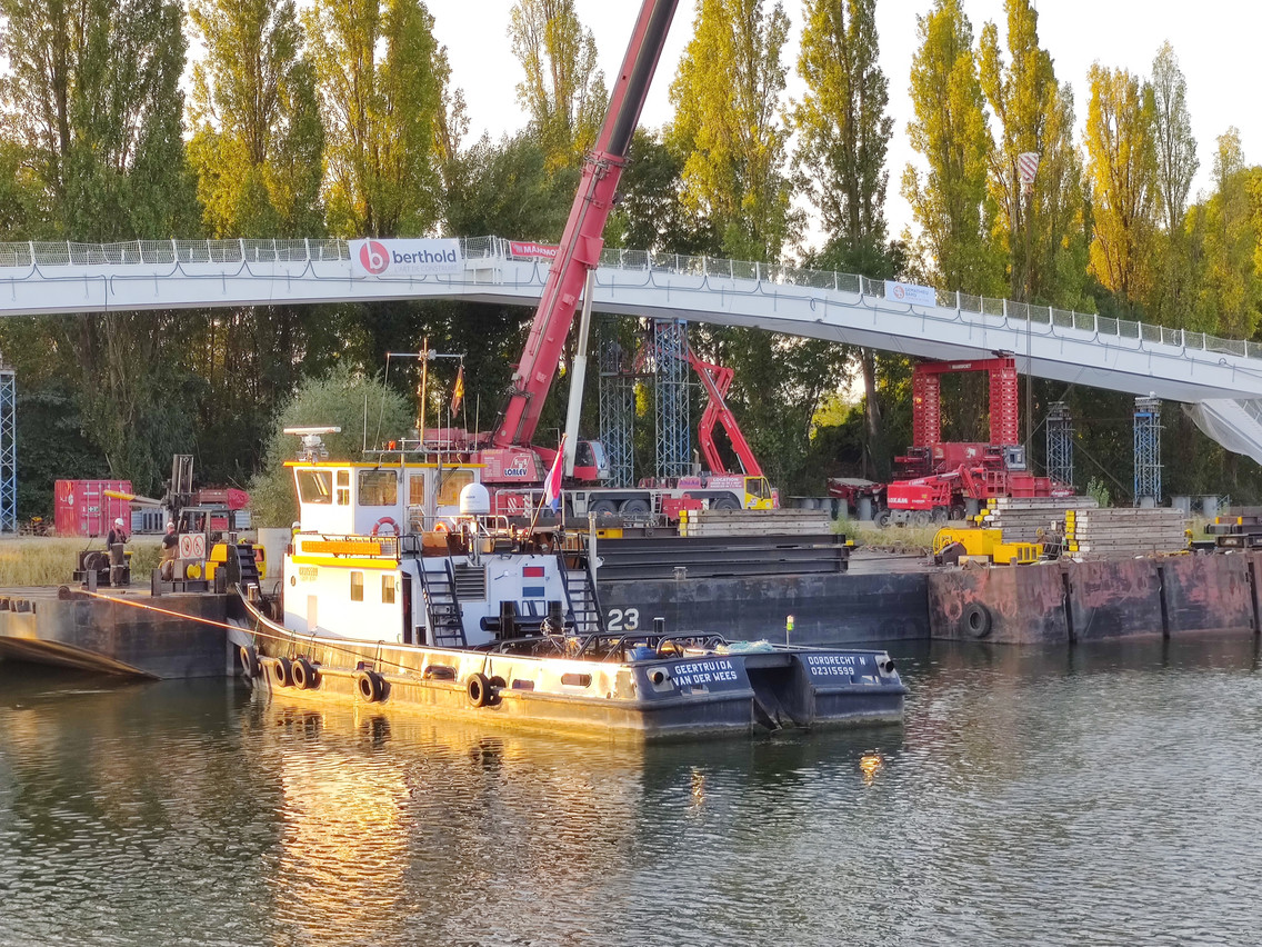 La barge de levage néerlandaise n’a pas pu prendre la passerelle pour la déposer en travers de la Moselle. (Photo: Paperjam)