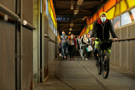 Très fréquentée, la passerelle nord va être remplacée par une passerelle plus moderne. (Photo: Matic Zorman/Maison Moderne)