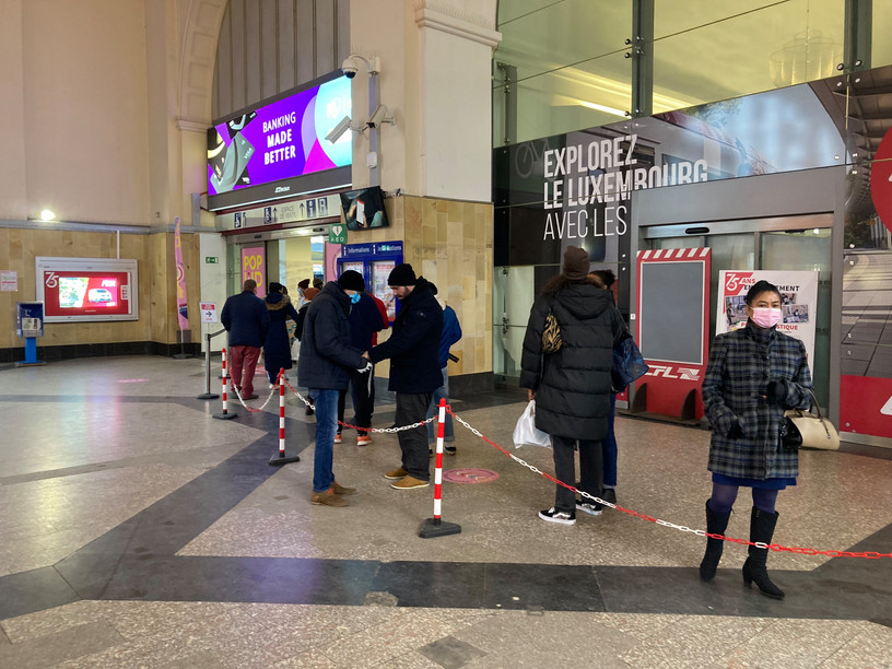 To get vaccinated at the pop-up at Luxembourg City's train station on Monday morning one had to be rather patient. (Photo: Maison Moderne)